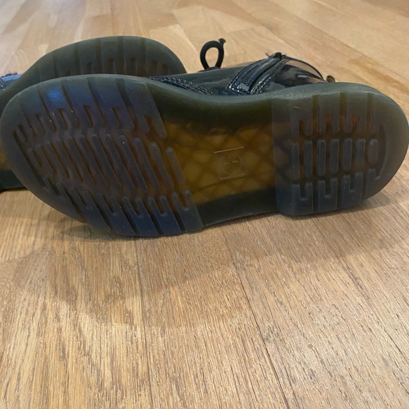 Dr. Martens Patent Lamper Kids Boots - Picture 7 of 12